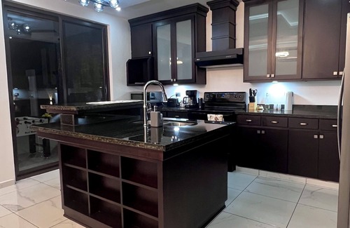 Sector 1 Nor-Oeste Casa | 4-bedroom house in delightful San Pedro Sula with private pool, mountain views