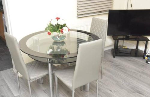 Grays Casa | 4 Bedroom House in Grays - Sleeps 6 & Parking