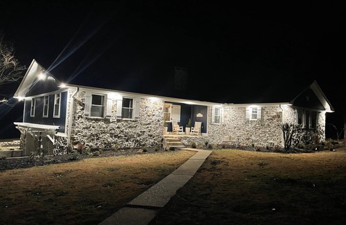 New Albany Casa | 4-bedroom house in nice New Albany with AC