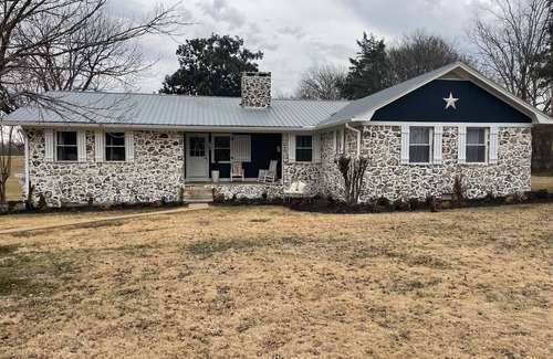 New Albany Casa | 4-bedroom house in nice New Albany with AC
