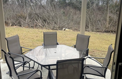New Albany Casa | 4-bedroom house in peaceful New Albany with AC, fitness room, WiFi