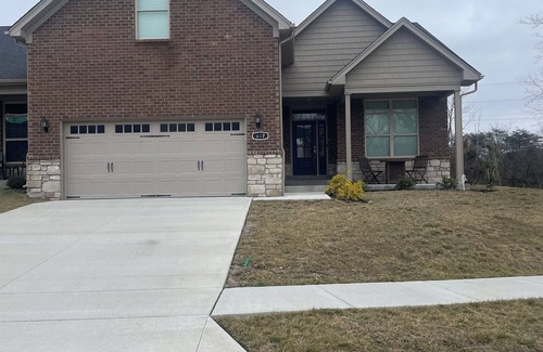 New Albany Casa | 4-bedroom house in peaceful New Albany with AC, fitness room, WiFi