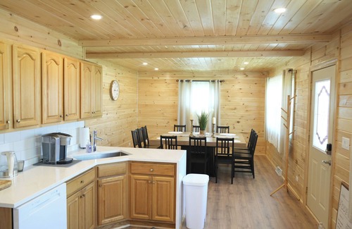 Mongo Casa | 4-bedroom house in terrific Orland with AC, WiFi. Enjoy your stay