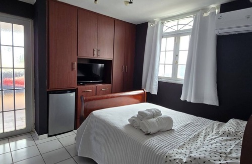 Puerto Nuevo Casa | 4-bedroom house in welcoming Vega Baja with AC, WiFi