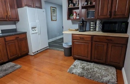 East York Casa | 4-bedroom house in welcoming East York with WiFi, AC