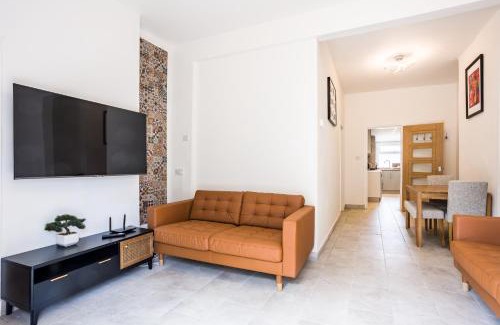 Cricklewood Casa | 4 bedroom house with Garden, Parking & 3 mins Walking Distance from Train Station
