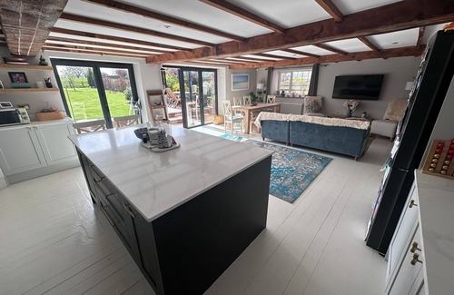 Lavendon Casa | 4-Bedroom Limestone Country House - Large Garden, Field view, Gazebo Fire Pit