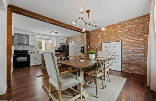 Kitchener Apartamento | 4 Bedroom Luxury House, Free Parking, Next to LRT, Kitchener Downtown, near Chicopee Ski Club
