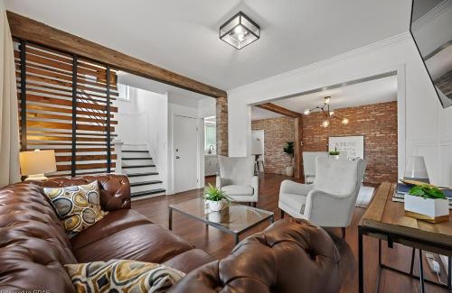 Kitchener Apartamento | 4 Bedroom Luxury House, Free Parking, Next to LRT, Kitchener Downtown, near Chicopee Ski Club