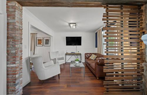 Kitchener Apartamento | 4 Bedroom Luxury House, Free Parking, Next to LRT, Kitchener Downtown, near Chicopee Ski Club