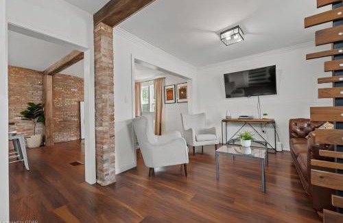 Kitchener Apartamento | 4 Bedroom Luxury House, Free Parking, Next to LRT, Kitchener Downtown, near Chicopee Ski Club