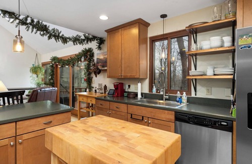 Nellysford Cabina | 4 Bedroom mountain cabin in the relaxing Wintergreen Resort with AC & Fireplace