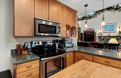 Nellysford Cabina | 4 Bedroom mountain cabin in the relaxing Wintergreen Resort with AC & Fireplace