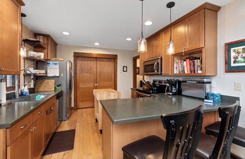 Nellysford Cabina | 4 Bedroom mountain cabin in the relaxing Wintergreen Resort with AC & Fireplace