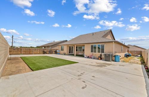 Tulare Casa | 4 Bedroom Modern Oasis Near Sequoias