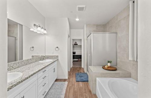 Tulare Casa | 4 Bedroom Modern Oasis Near Sequoias