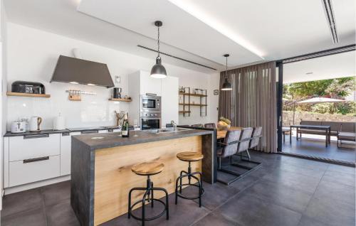 Jakisnica Casa | 4 Bedroom Nice Home In Lun