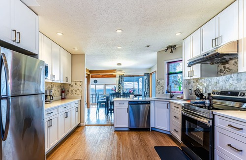 White Rock Casa | 4 bedroom Panoramic Ocean View House