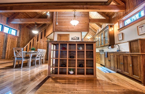 Maple City Cabina | 4 Bedroom Rustic and Secluded Cabin. Dogs Welcome!