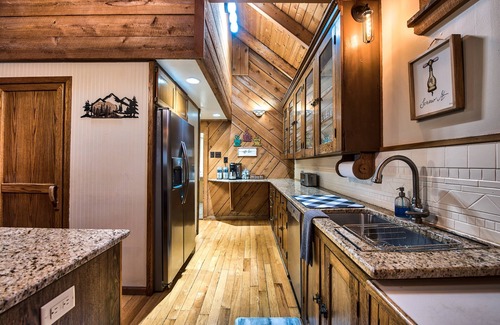 Maple City Cabina | 4 Bedroom Rustic and Secluded Cabin. Dogs Welcome!
