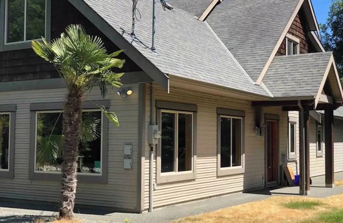 Central Saanich Casa | 4 Bedroom Seabrook Farmhouse with Hot Tub & Swimming Pool on 8 Acre Berry Farm