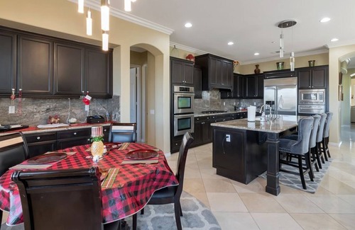 Alessandro Heights Apartamento | 4 Bedroom Single family L-594109 by Houzlet