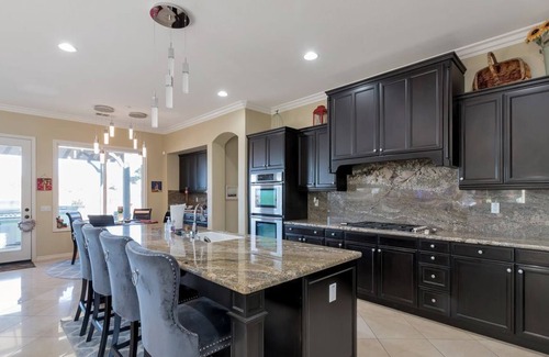 Alessandro Heights Apartamento | 4 Bedroom Single family L-594109 by Houzlet