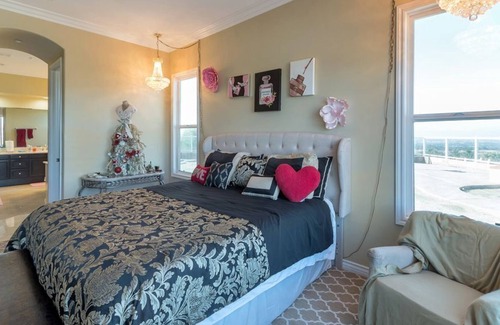 Alessandro Heights Apartamento | 4 Bedroom Single family L-594109 by Houzlet