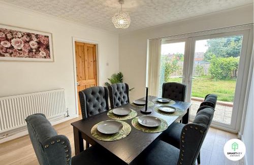 Woking Casa | 4 Bedroom spacious home with parking sleeps 9