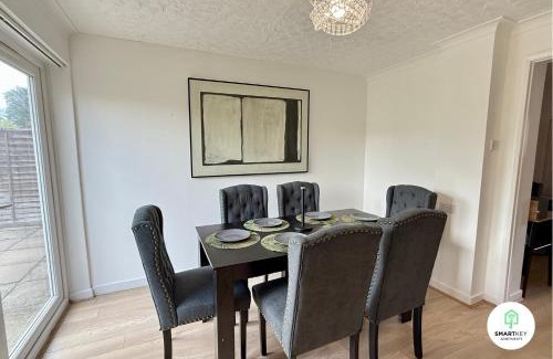 Woking Casa | 4 Bedroom spacious home with parking sleeps 9