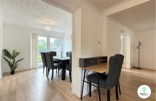 Woking Casa | 4 Bedroom spacious home with parking sleeps 9