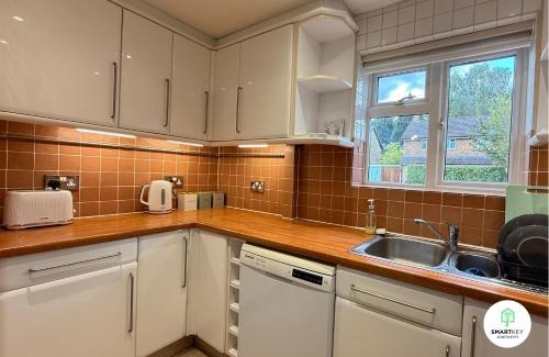 Woking Casa | 4 Bedroom spacious home with parking sleeps 9