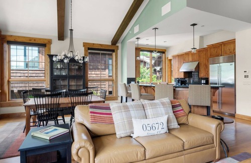 Spruce Peak Cabina | 4 Bedroom Spruce Peak Mt Cabin "StoweGlobe" Steps to the lifts with FULL Mountain Views.