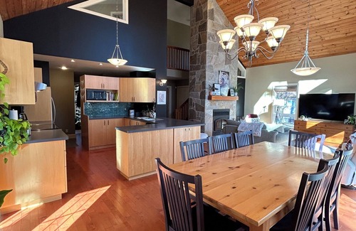 Gimli Casa | 4 Bedroom Steps From the Lake