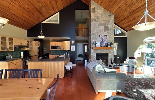 Gimli Casa | 4 Bedroom Steps From the Lake