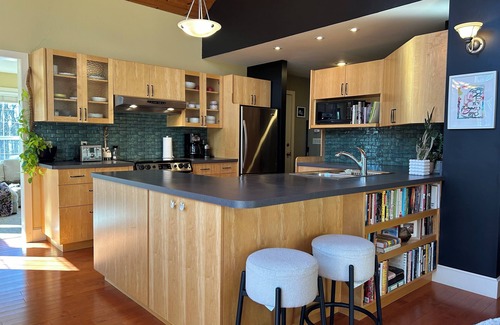 Gimli Casa | 4 Bedroom Steps From the Lake