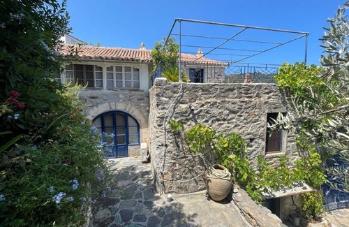 Livadi Casa | Villa de piedra de 4 dormitorios con piscina y vistas al mar en el Peloponeso, Grecia