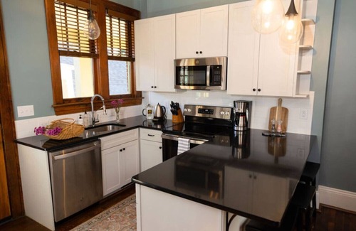 Roanoke Apartamento | 4 Bedroom Suite at the Historic Winona House