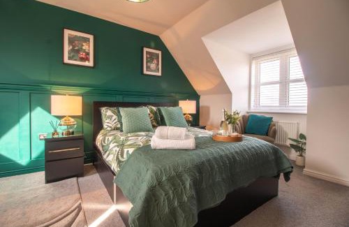 Llanfoist Casa | 4 Bedroom Town House with Mountain views, a private garden and ease of access into Abergavenny