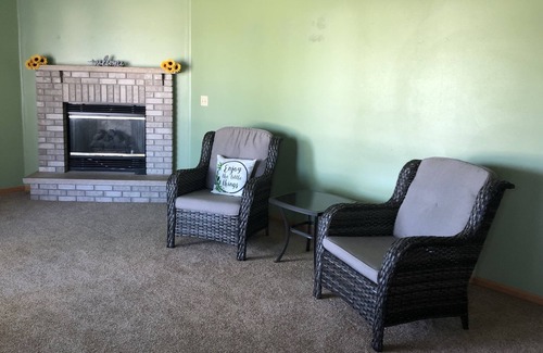 Belvidere Casa | 4 Bedroom Tri-level in a small Midwest town