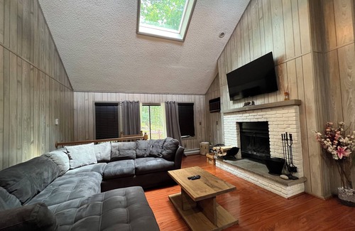 Bushkill Casa | Casa rústica con comodidades modernas, bañera de hidromasaje, TV de 70 ", pooltable, chimenea