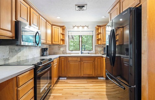 Eddyville Casa | 4-bedroom Waterfront Home on Lake Barkley at Eddy Creek Marina Resort.