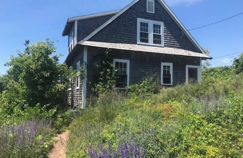 Indian Neck Heights Cabaña | 4-bedroom waterfront cottage in charming Wellfleet with WiFi