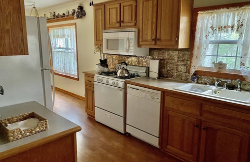 Sturgeon Bay Casa | 4 bedrooms, 2 bathrooms and a three-season playroom, Second-floor Unit.
