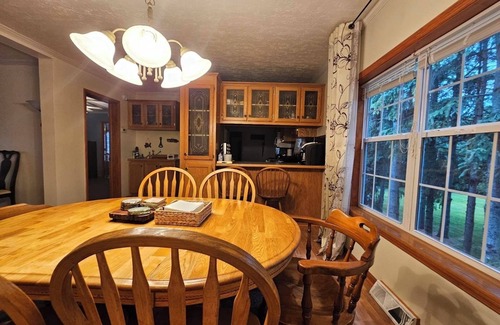 Sturgeon Bay Casa | 4 bedrooms, 2 bathrooms and a three-season playroom, Second-floor Unit.