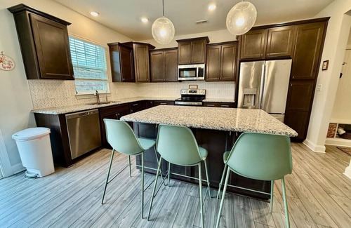 Trinity Casa | 4 Bedrooms 5 Miles to High Point Furniture Market