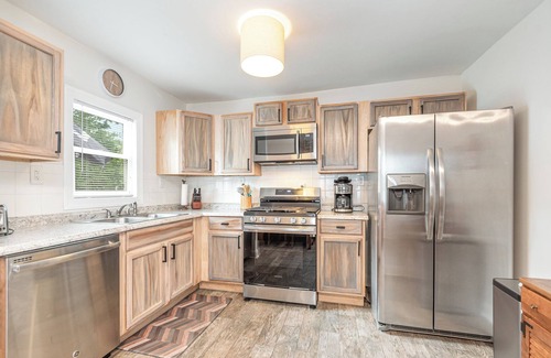 Benton Harbor Casa | ★4 Bedrooms! Close to beaches, golf and wineries!
