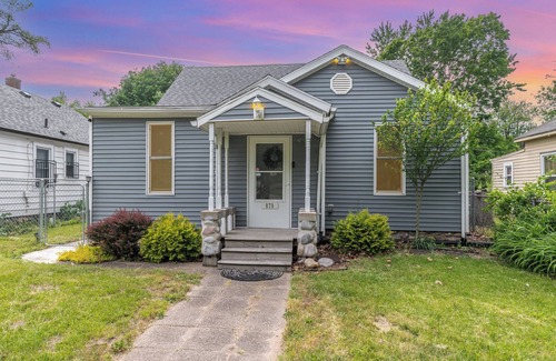 Benton Harbor Casa | ★4 Bedrooms! Close to beaches, golf and wineries!