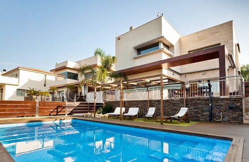 Sant Pere de Ribes Villa | Villa moderna y alegre con piscina climatizada y privada