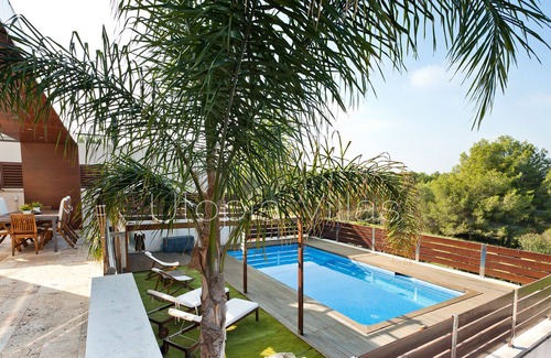 Sant Pere de Ribes Villa | Villa moderna y alegre con piscina climatizada y privada